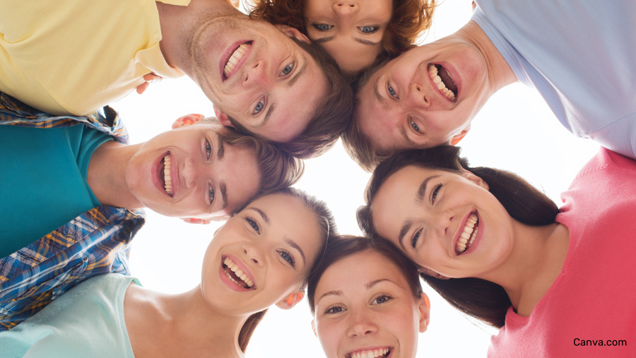 adolescents souriants en cercle