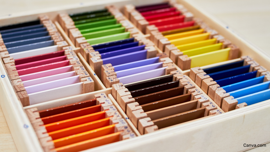 Matériel Montessori : boite avec des morceaux de bois dans différentes nuances de couleurs.