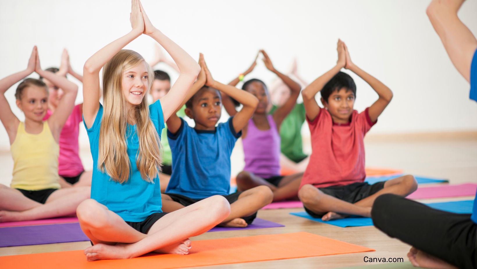 enfants souriants de toutes origines ethniques pratiquant un cours de yoga