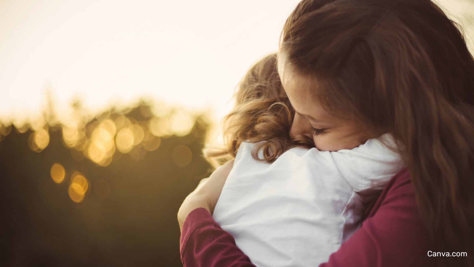 jeune femme serrant dans ses bras son enfant